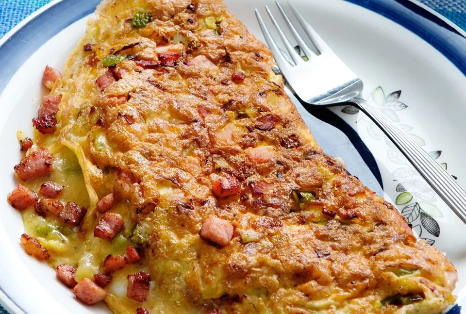 Western Omelet with Ham, Peppers and Cheddar